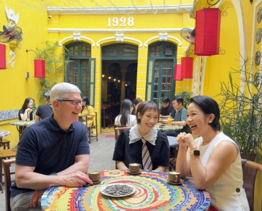 CEO Apple -Tim Cook gặp gỡ ca sĩ Mỹ Linh, Mỹ Anh. Ảnh: Trang c&amp;aacute; nh&amp;acirc;n X của Tim Cook