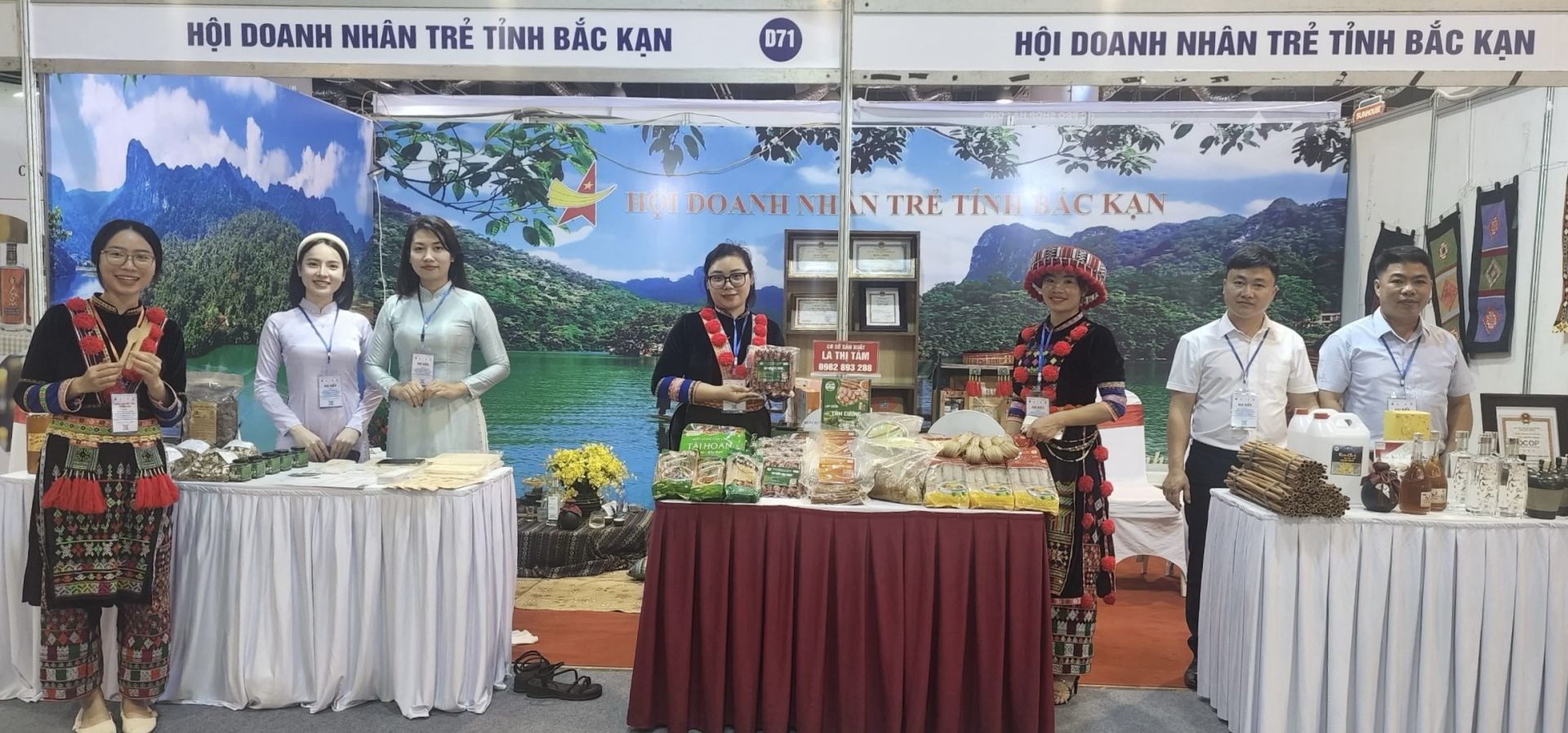 Sự kiện triển l&amp;atilde;m, x&amp;uacute;c tiến thương mại c&amp;oacute; sự tham gia của gần 150 gian h&amp;agrave;ng trưng b&amp;agrave;y của nhiều thương hiệu lớn, uy t&amp;iacute;n đến từ c&amp;aacute;c doanh nghiệp hội vi&amp;ecirc;n Hội Doanh nh&amp;acirc;n trẻ Việt Nam tr&amp;ecirc;n cả nước