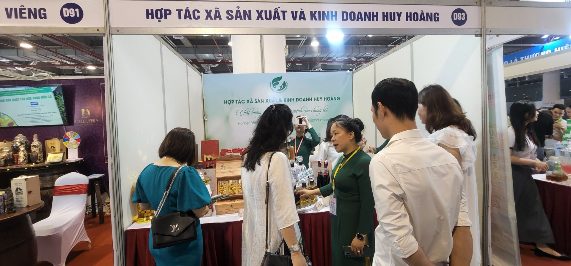Sự kiện triển l&amp;atilde;m, x&amp;uacute;c tiến thương mại c&amp;oacute; sự tham gia của gần 150 gian h&amp;agrave;ng trưng b&amp;agrave;y của nhiều thương hiệu lớn, uy t&amp;iacute;n đến từ c&amp;aacute;c doanh nghiệp hội vi&amp;ecirc;n Hội Doanh nh&amp;acirc;n trẻ Việt Nam tr&amp;ecirc;n cả nước