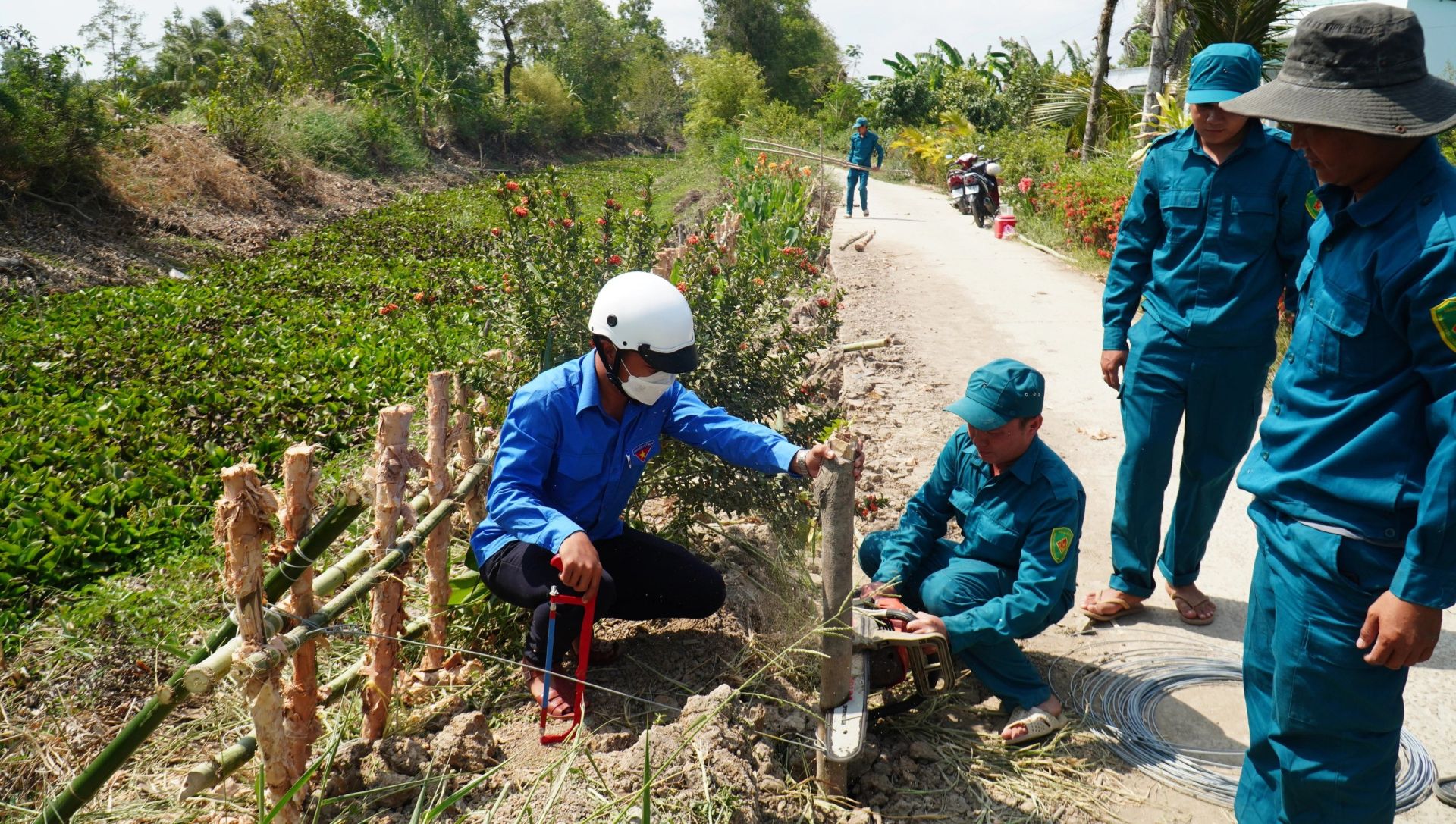 Ng&amp;agrave;nh chức năng địa phương d&amp;ugrave;ng c&amp;acirc;y gỗ để gia cố tạm những tuyến đường hư hỏng