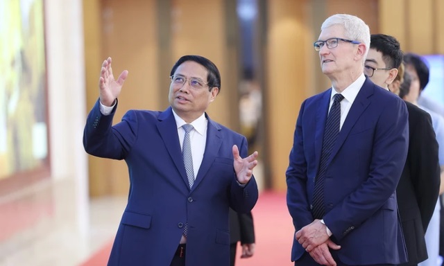 Thủ tướng Phạm Minh Ch&amp;iacute;nh v&amp;agrave; Gi&amp;aacute;m đốc điều h&amp;agrave;nh Tập đo&amp;agrave;n Apple Tim Cook tham quan Trụ sở Ch&amp;iacute;nh phủ. (Ảnh: TTXVN)