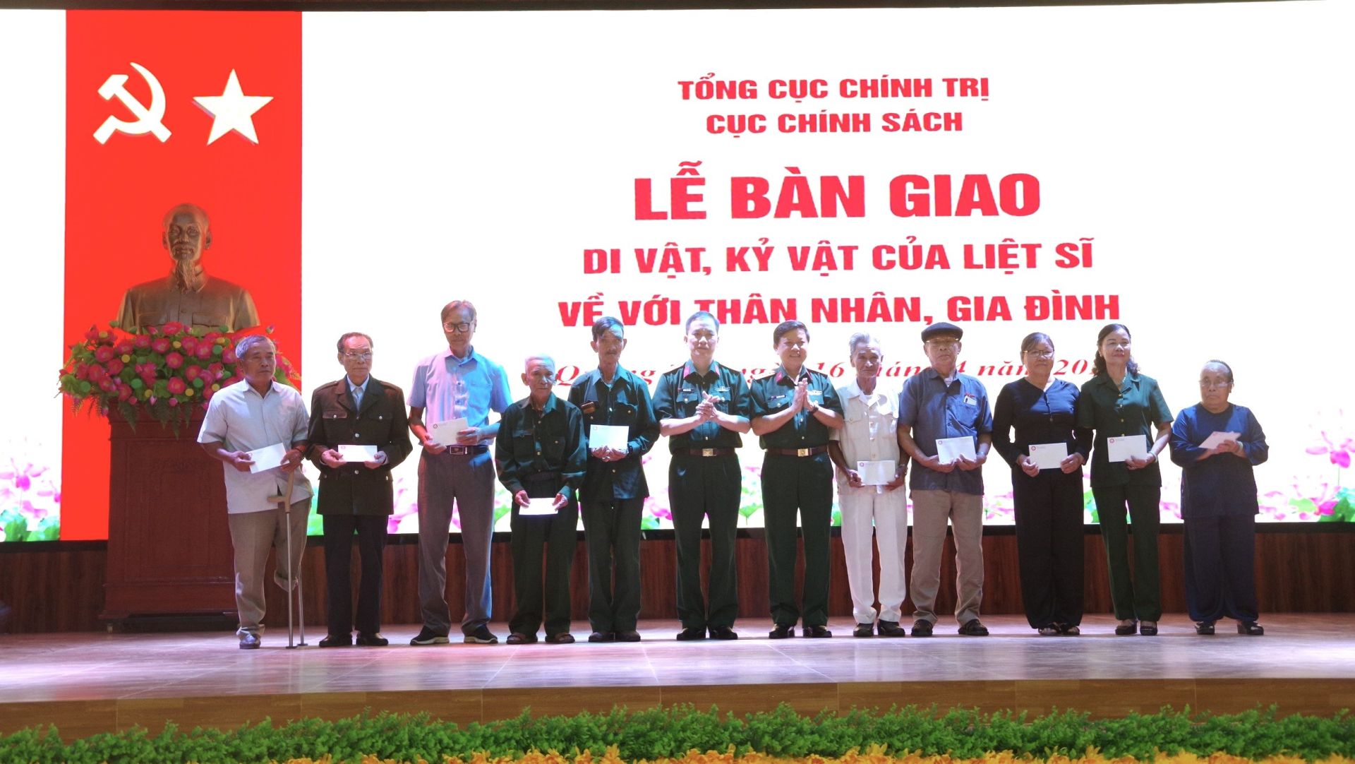 Cục Ch&amp;iacute;nh s&amp;aacute;ch Tổng Cục Ch&amp;iacute;nh trị tặng qu&amp;agrave; cho 10 gia đ&amp;igrave;nh ch&amp;iacute;nh s&amp;aacute;ch, người c&amp;oacute; c&amp;ocirc;ng ti&amp;ecirc;u biểu của hai huyện Cam Lộ v&amp;agrave; Hải Lăng
