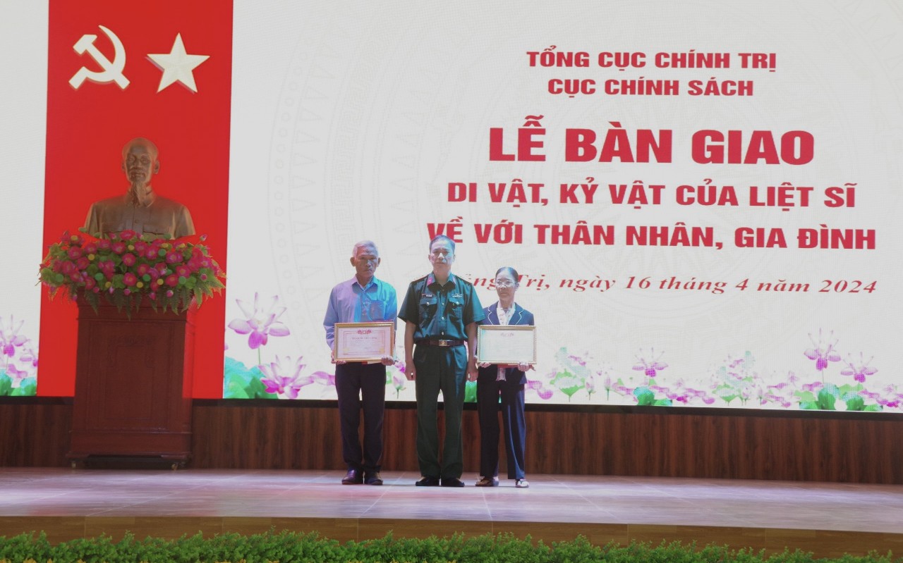 Đại t&amp;aacute; Dương Văn Bảo, Ph&amp;oacute; Trưởng ph&amp;ograve;ng Thương binh Liệt sĩ, Người c&amp;oacute; C&amp;ocirc;ng, Cục Ch&amp;iacute;nh s&amp;aacute;ch Tổng Cục Ch&amp;iacute;nh trị đại diện cho Cục Ch&amp;iacute;nh s&amp;aacute;ch, Tổng Cục Ch&amp;iacute;nh trị Qu&amp;acirc;n đội nh&amp;acirc;n d&amp;acirc;n Việt Nam b&amp;agrave;n giao di vật, kỷ vật của liệt sĩ về với th&amp;acirc;n nh&amp;acirc;n, gia đ&amp;igrave;nh liệt sĩ