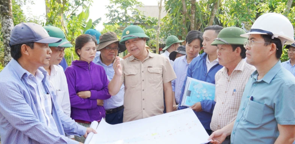 L&amp;atilde;nh đạo tỉnh Quảng Trị giải th&amp;iacute;ch cho người d&amp;acirc;n hiểu hơn những chủ trương, ch&amp;iacute;nh s&amp;aacute;ch của Nh&amp;agrave; nước, lu&amp;ocirc;n kh&amp;ocirc;ng để người d&amp;acirc;n bị thiệt th&amp;ograve;i khi phải di dời nhằm phục vụ c&amp;ocirc;ng tr&amp;igrave;nh trọng điểm quốc gia.