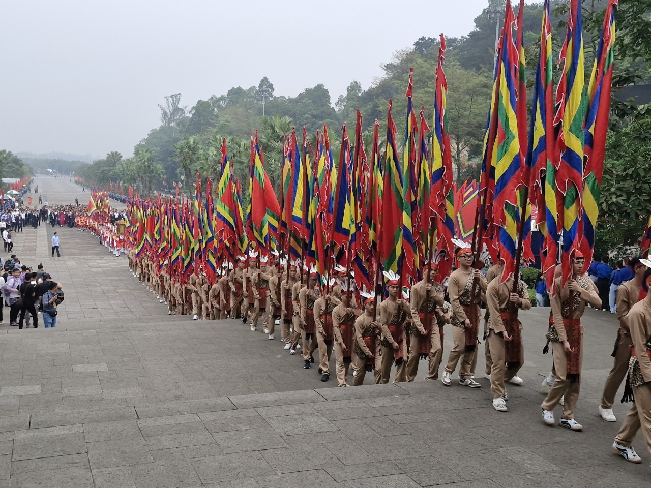 Đo&amp;agrave;n d&amp;acirc;ng hương khởi h&amp;agrave;nh từ s&amp;acirc;n h&amp;agrave;nh lễ tại Khu Di t&amp;iacute;ch lịch sử Đền H&amp;ugrave;ng