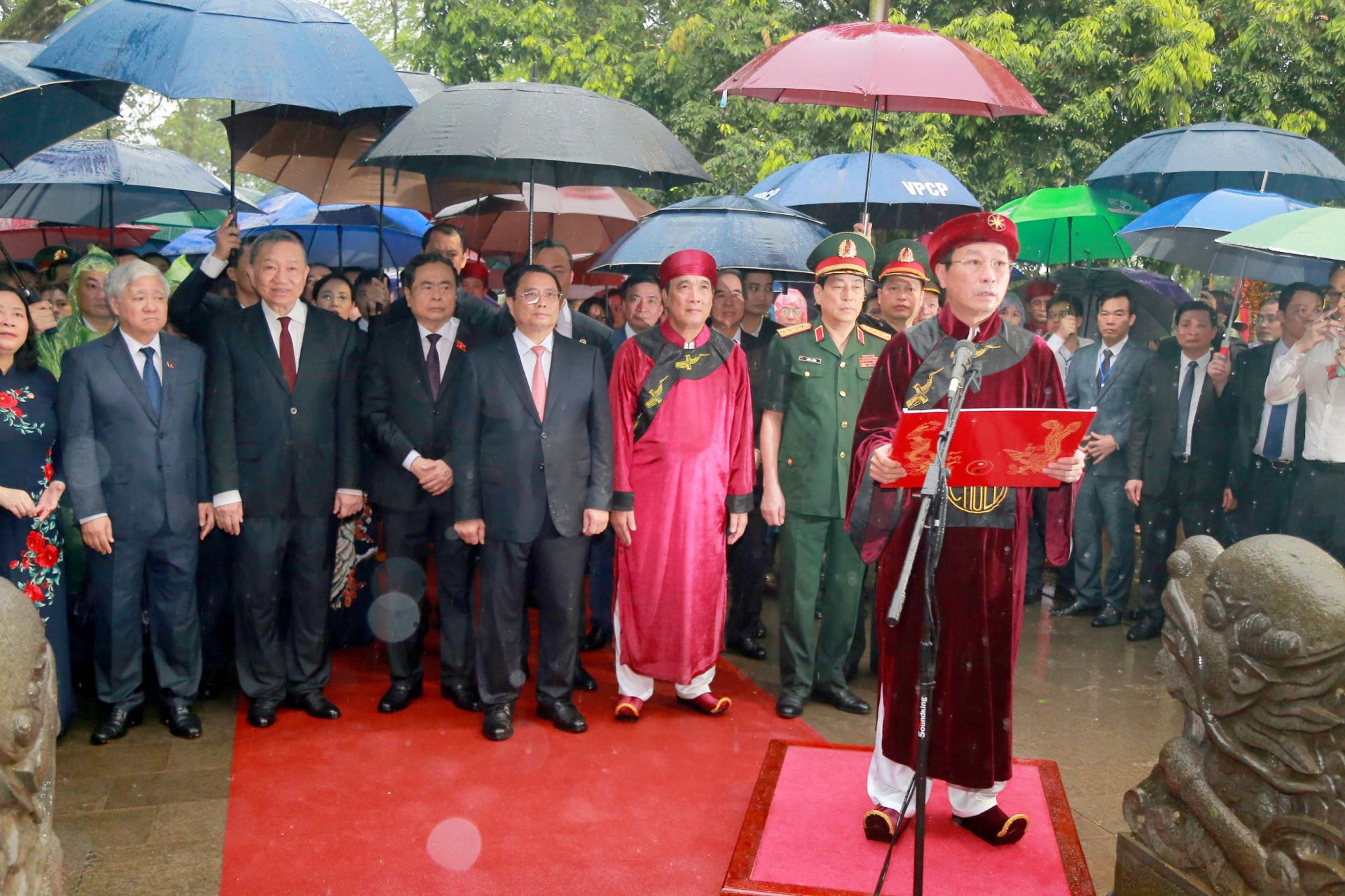 Chủ tịch UBND tỉnh Ph&amp;uacute; Thọ - B&amp;ugrave;i Văn Quang đọc Ch&amp;uacute;c văn k&amp;iacute;nh c&amp;aacute;o ti&amp;ecirc;n tổ