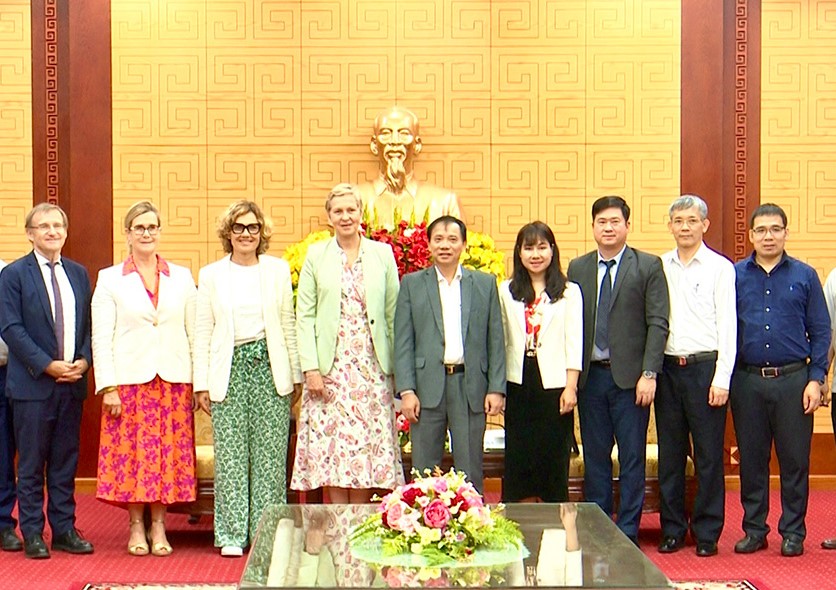 Chủ tịch UBND tỉnh H&amp;ograve;a B&amp;igrave;nh  B&amp;ugrave;i Văn Kh&amp;aacute;nh tiếp v&amp;agrave; l&amp;agrave;m việc với ph&amp;aacute;i đo&amp;agrave;n Nghị sĩ Ph&amp;aacute;p v&amp;agrave; đại diện Cơ quan Ph&amp;aacute;t triển Ph&amp;aacute;p (AFD) tại Việt Nam.
