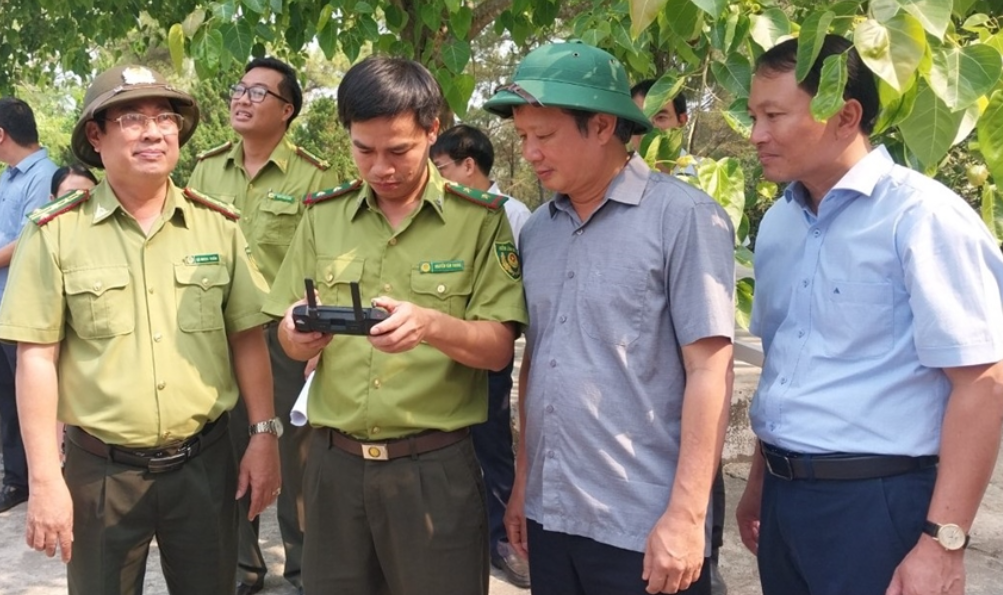 B&amp;iacute; thư Tỉnh ủy L&amp;ecirc; Trường Lưu (thứ 2 b&amp;ecirc;n phải qua) kiểm tra trang thiết bị bay ph&amp;aacute;t hiện đ&amp;aacute;m ch&amp;aacute;y