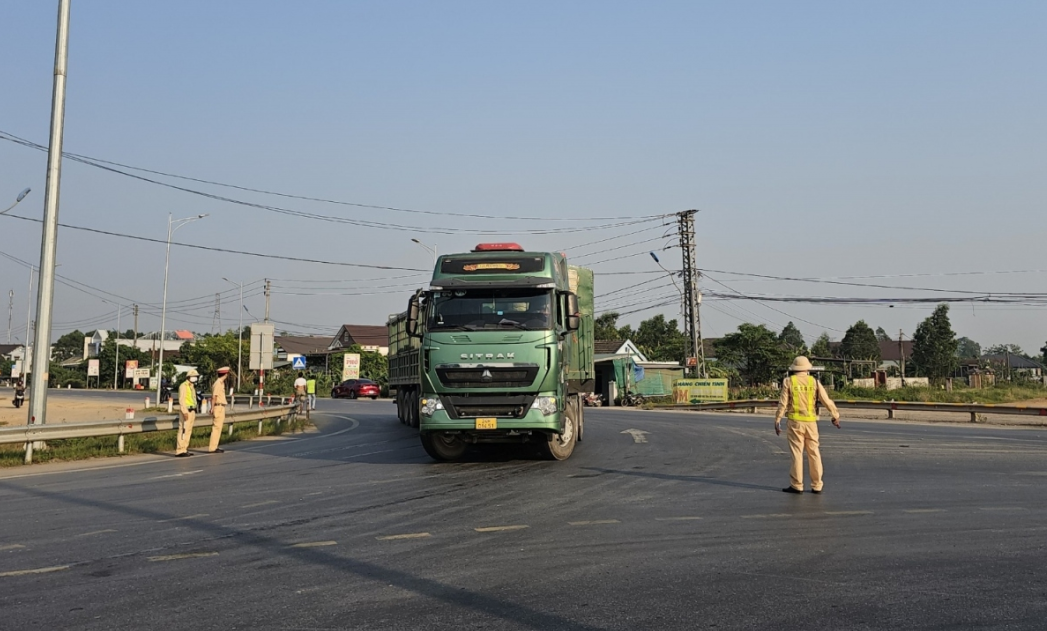 Lực lượng chức năng ph&amp;acirc;n luồng giao th&amp;ocirc;ng tr&amp;ecirc;n cao tốc Cam Lộ - La Sơn