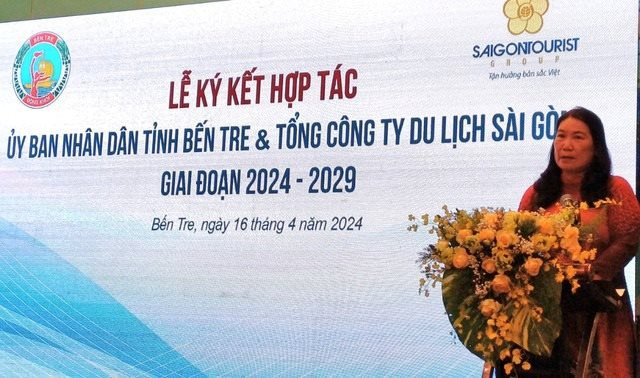 B&amp;agrave; Nguyễn Thị B&amp;eacute; Mười - Ph&amp;oacute; chủ tịch UBND tỉnh Bến Tre ph&amp;aacute;t biểu tại lễ k&amp;yacute; kết