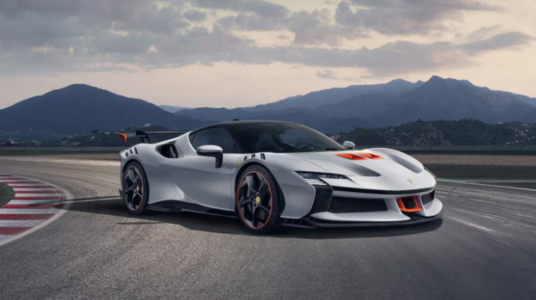 SF90 XX Stradale của Ferrari, một mẫu plug-in hybrid, sẽ được nối tiếp bởi chiếc xe điện đầu ti&amp;ecirc;n của thương hiệu n&amp;agrave;y, ra mắt v&amp;agrave;o năm tới. Ảnh: Ferrari