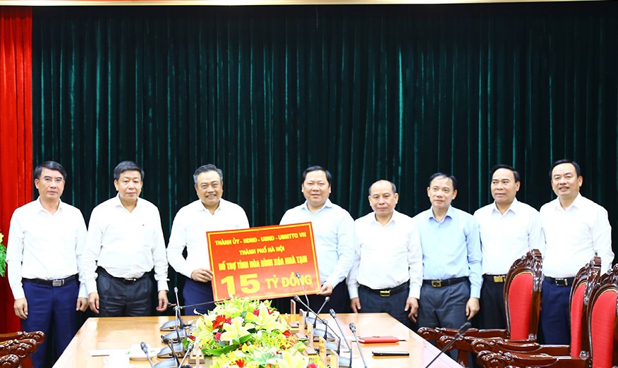 Chủ tịch UBND th&amp;agrave;nh phố H&amp;agrave; Nội Trần Sỹ Thanh, trao ủng hộ tỉnh H&amp;ograve;a B&amp;igrave;nh x&amp;acirc;y dựng 300 ng&amp;ocirc;i nh&amp;agrave; đại đo&amp;agrave;n kết, gi&amp;aacute; trị 15 tỷ đồng.