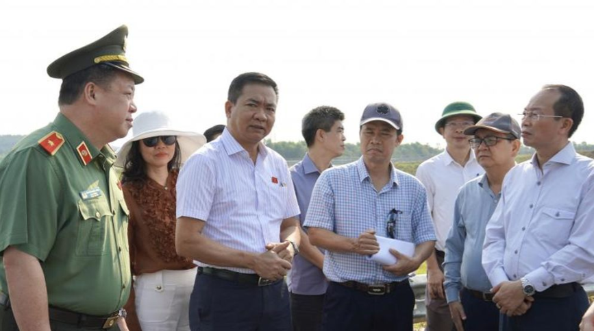 Đo&amp;agrave;n c&amp;ocirc;ng t&amp;aacute;c Ủy ban Quốc ph&amp;ograve;ng v&amp;agrave; An ninh khảo s&amp;aacute;t thực tế n&amp;uacute;t giao cao tốc Cam Lộ - La Sơn đoạn qua địa b&amp;agrave;n huyện Phong Điền