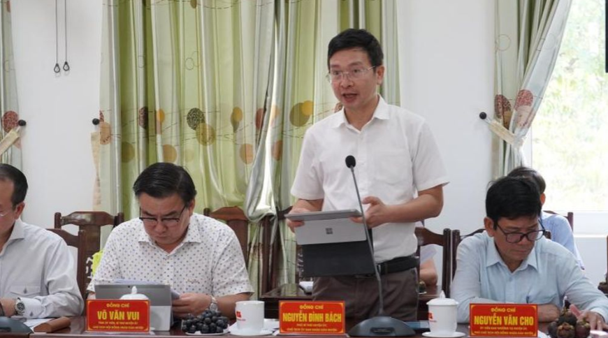 Ph&amp;oacute; B&amp;iacute; thư Huyện ủy, Chủ tịch UBND huyện Phong Điền Nguyễn Đ&amp;igrave;nh B&amp;aacute;ch ph&amp;aacute;t biểu tại buổi l&amp;agrave;m việc