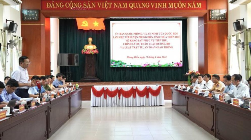 To&amp;agrave;n cảnh buổi l&amp;agrave;m việc