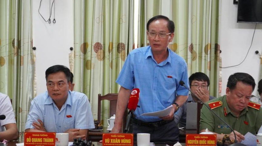 Đại biểu thảo luận tại buổi l&amp;agrave;m việc