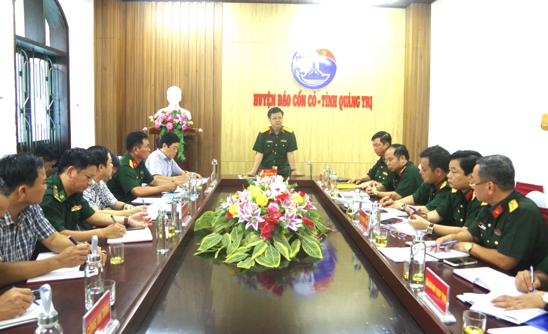 Đại t&amp;aacute; Nguyễn Hữu Đ&amp;agrave;n, Ủy vi&amp;ecirc;n Ban Thường vụ Tỉnh ủy, Chỉ huy trưởng Bộ Chỉ huy qu&amp;acirc;n sự tỉnh, Ph&amp;oacute; Trưởng ban Thường trực Ban chỉ đạo diễn tập huyện đảo Cồn Cỏ chủ tr&amp;igrave; hội nghị