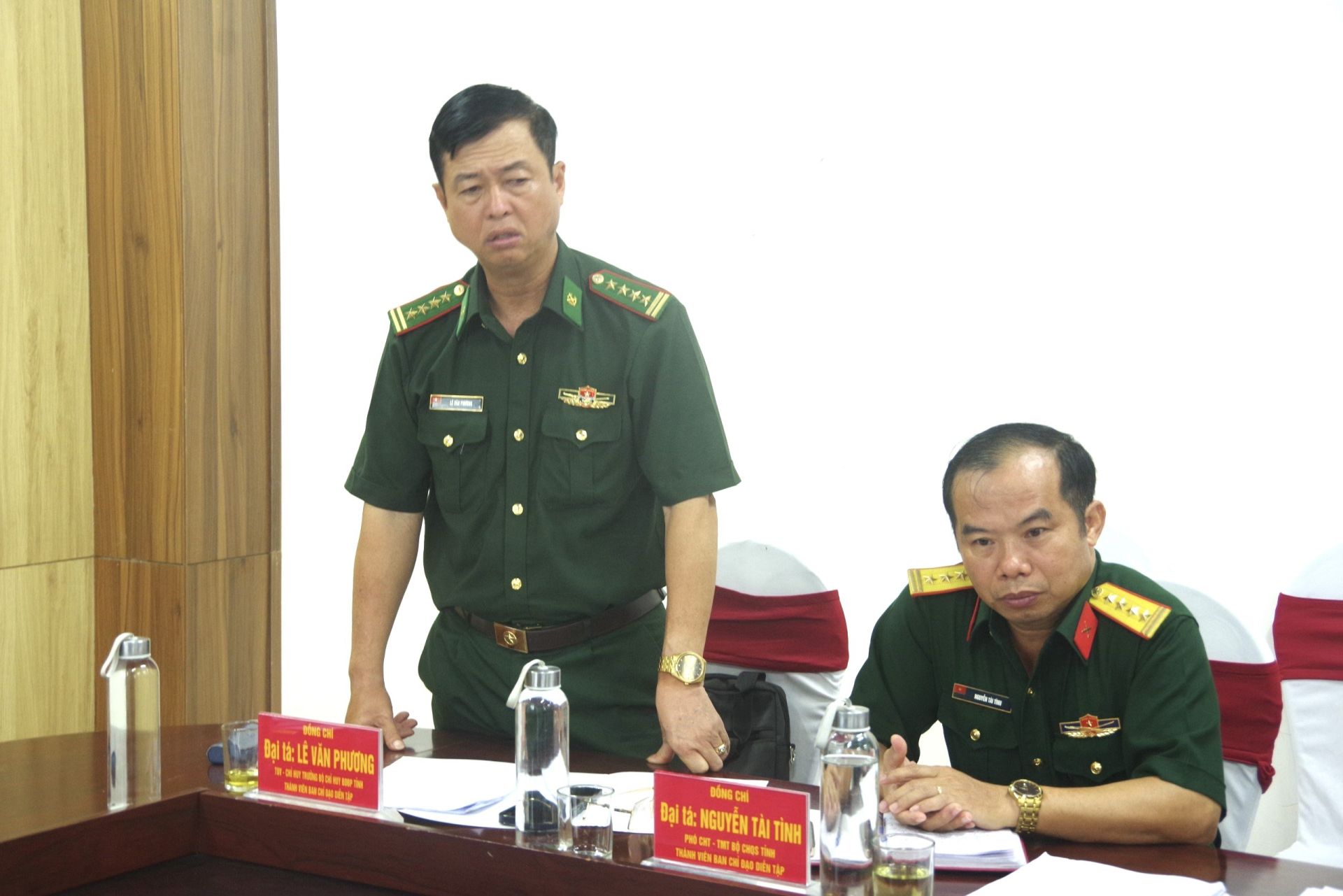 Đại t&amp;aacute; L&amp;ecirc; Văn Phương, Chỉ huy trưởng Bộ Chỉ huy Bộ đội Bi&amp;ecirc;n ph&amp;ograve;ng tỉnh, Th&amp;agrave;nh vi&amp;ecirc;n Ban Chỉ đạo diễn tập khu vực ph&amp;ograve;ng thủ huyện đảo Cồn Cỏ ph&amp;aacute;t biểu tại buổi l&amp;agrave;m việc