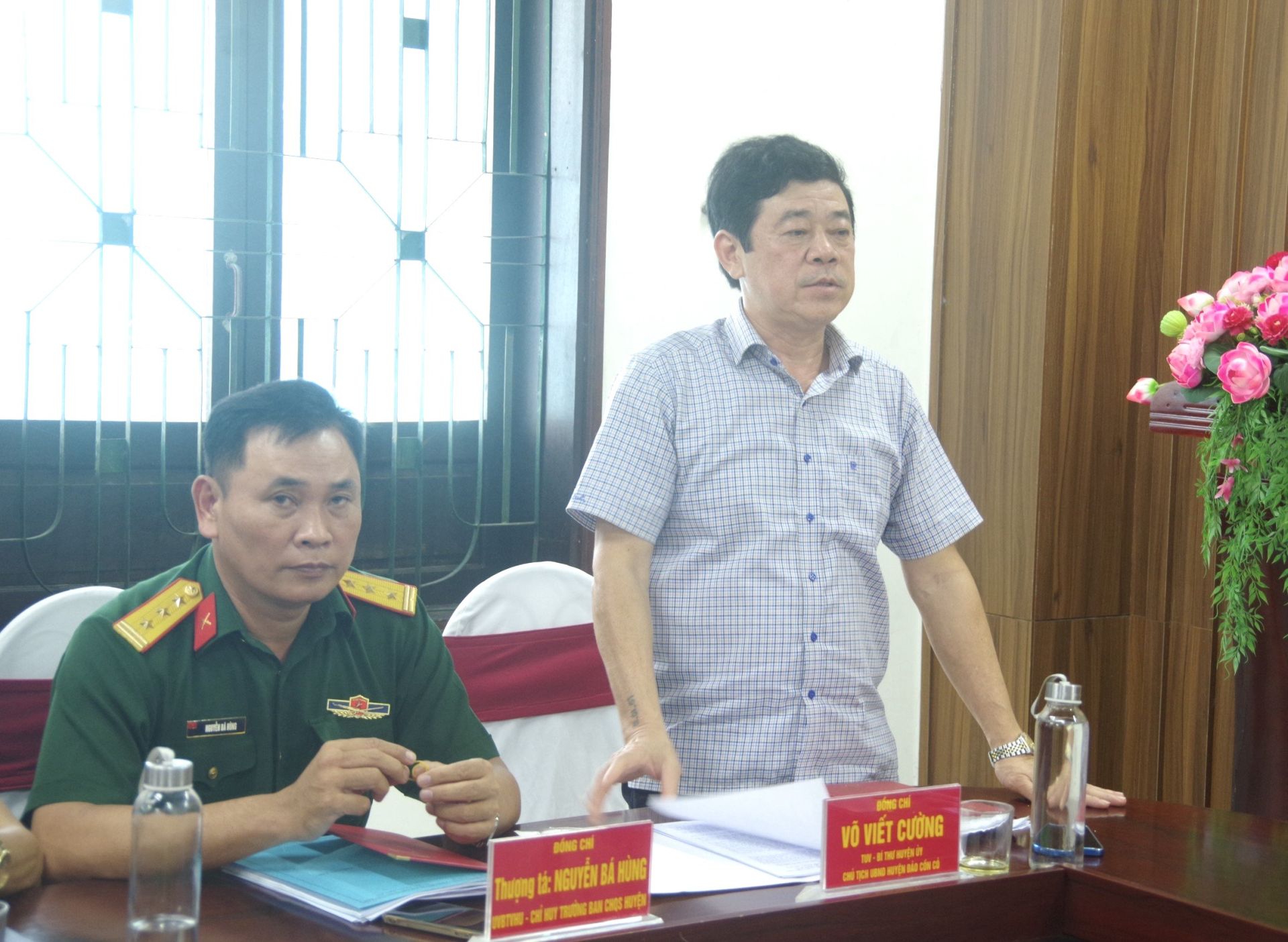 Đồng ch&amp;iacute; V&amp;otilde; Viết Cường, Tỉnh ủy vi&amp;ecirc;n, B&amp;iacute; thư huyện ủy, Chủ tịch UBND huyện đảo Cồn Cỏ ph&amp;aacute;t biểu tại buổi l&amp;agrave;m việc