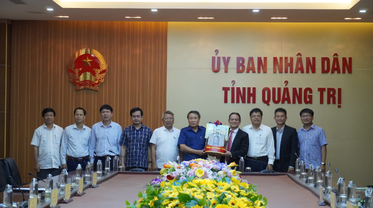 Ph&amp;oacute; Chủ tịch Thường trực UBND tỉnh H&amp;agrave; Sỹ Đồng tặng qu&amp;agrave; lưu niệm cho đại diện C&amp;ocirc;ng ty Năng lượng ENI Việt Nam