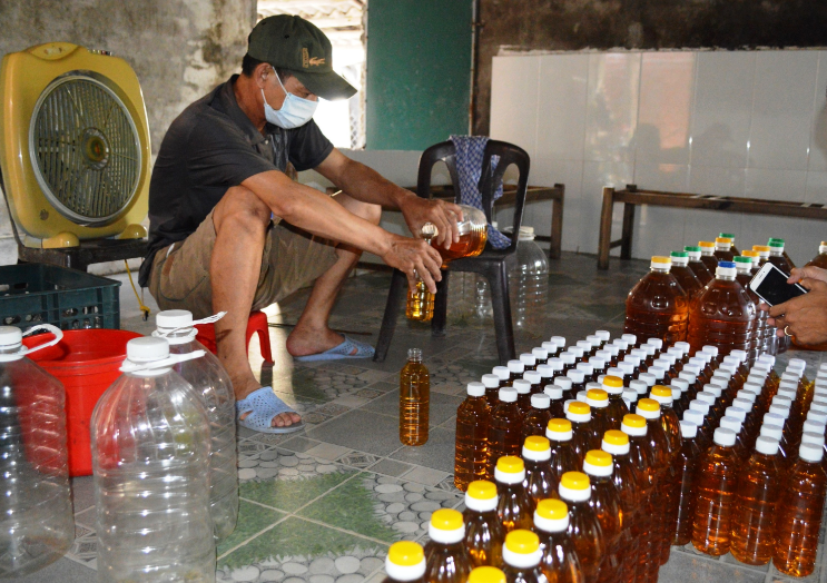 Sản xuất nước mắm tại hộ gia đ&amp;igrave;nh &amp;ocirc;ng Đặng Quang Lệ, th&amp;ocirc;n Mỹ Thủy, x&amp;atilde; Hải An, huyện Hải Lăng
