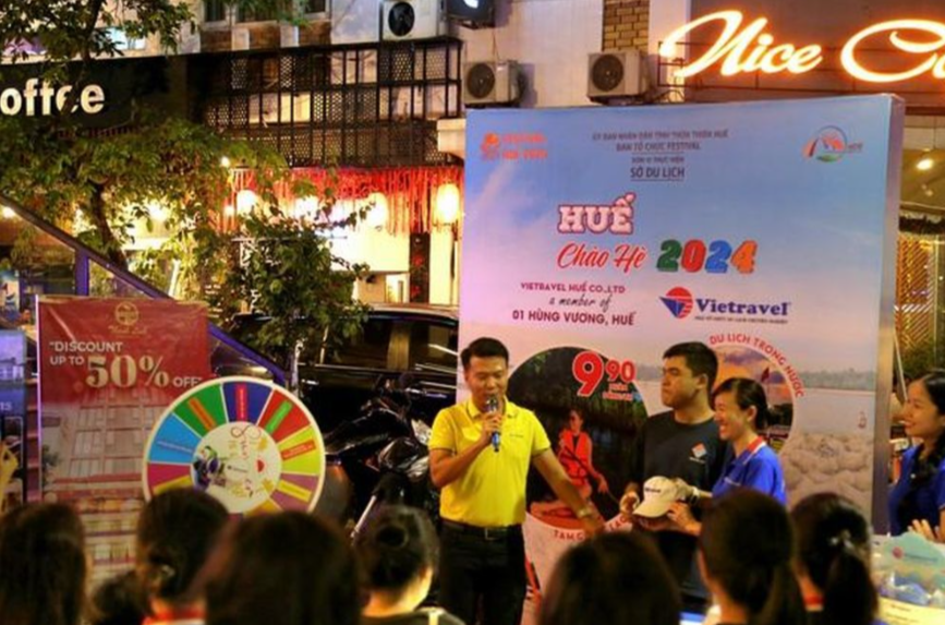 Người d&amp;acirc;n v&amp;agrave; du kh&amp;aacute;ch t&amp;igrave;m hiểu th&amp;ocirc;ng tin tại c&amp;aacute;c gian h&amp;agrave;ng