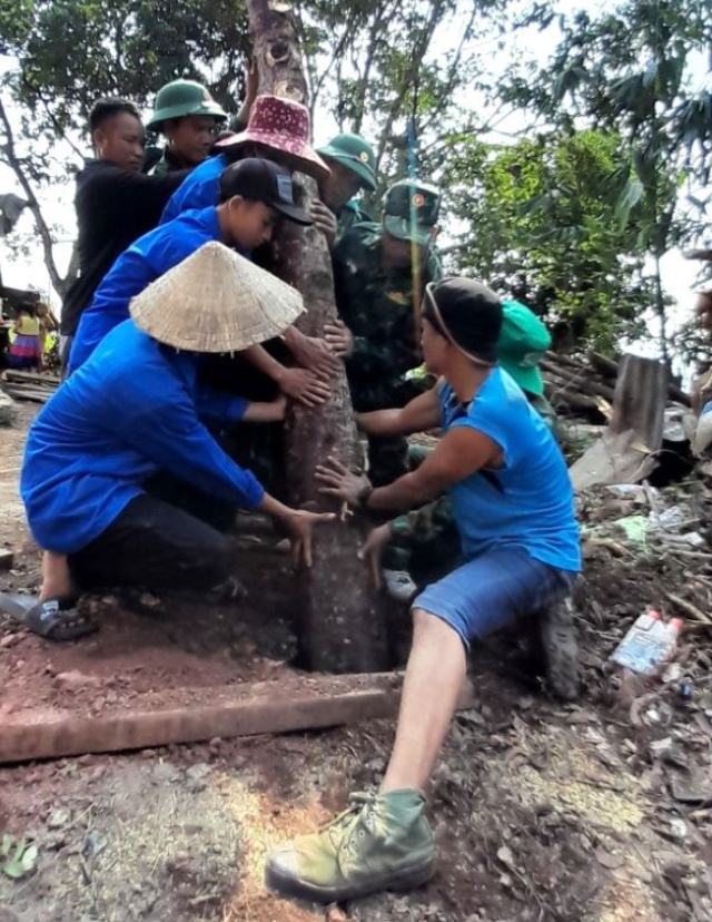 Đo&amp;agrave;n vi&amp;ecirc;n thanh ni&amp;ecirc;n, lực lượng bi&amp;ecirc;n ph&amp;ograve;ng dựng nh&amp;agrave; gi&amp;uacute;p người d&amp;acirc;n