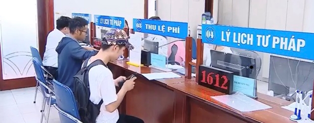 C&amp;ocirc;ng d&amp;acirc;n đến l&amp;agrave;m thủ tục y&amp;ecirc;u cầu cấp Phiếu l&amp;yacute; lịch tư ph&amp;aacute;p tại TP H&amp;agrave; Nội. Ảnh: Trung t&amp;acirc;m L&amp;yacute; lịch tư ph&amp;aacute;p