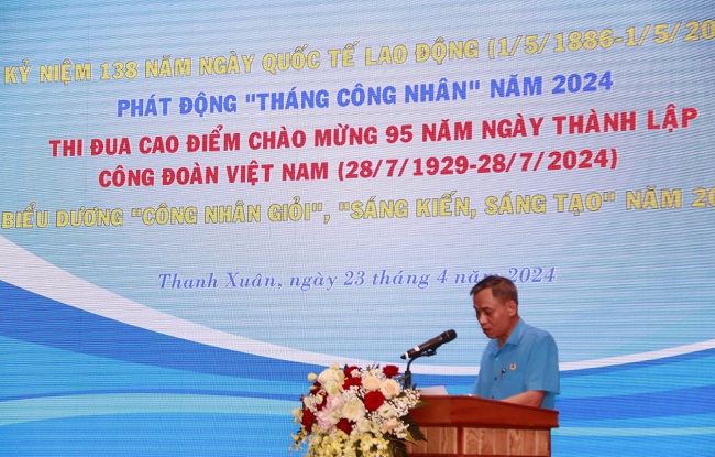 Chủ tịch LĐLĐ quận Thanh Xu&amp;acirc;n Cao Đắc Tiến đọc diễn văn ch&amp;agrave;o mừng v&amp;agrave; &amp;ocirc;n lại truyền thống Ng&amp;agrave;y quốc tế lao động 1/5.