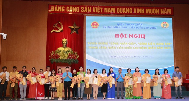 LĐLĐ Th&amp;agrave;nh phố v&amp;agrave; LĐLĐ quận Thanh Xu&amp;acirc;n đ&amp;atilde; trao chứng nhận C&amp;ocirc;ng nh&amp;acirc;n giỏi năm 2024