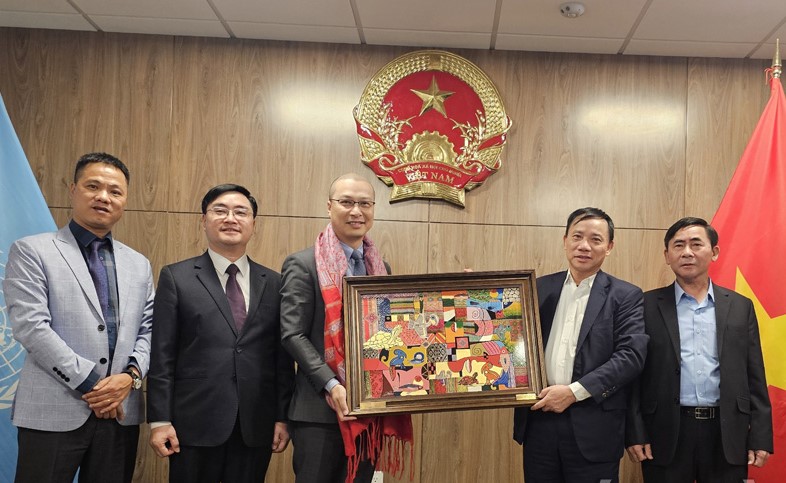 Đo&amp;agrave;n c&amp;ocirc;ng t&amp;aacute;c  tỉnh H&amp;ograve;a B&amp;igrave;nh tham gia Chương tr&amp;igrave;nh Quảng b&amp;aacute; địa phương Việt Nam tại Hoa Kỳ tặng qu&amp;agrave; lưu niệm Ph&amp;aacute;i đo&amp;agrave;n Thường trực Việt Nam tại Li&amp;ecirc;n hợp quốc