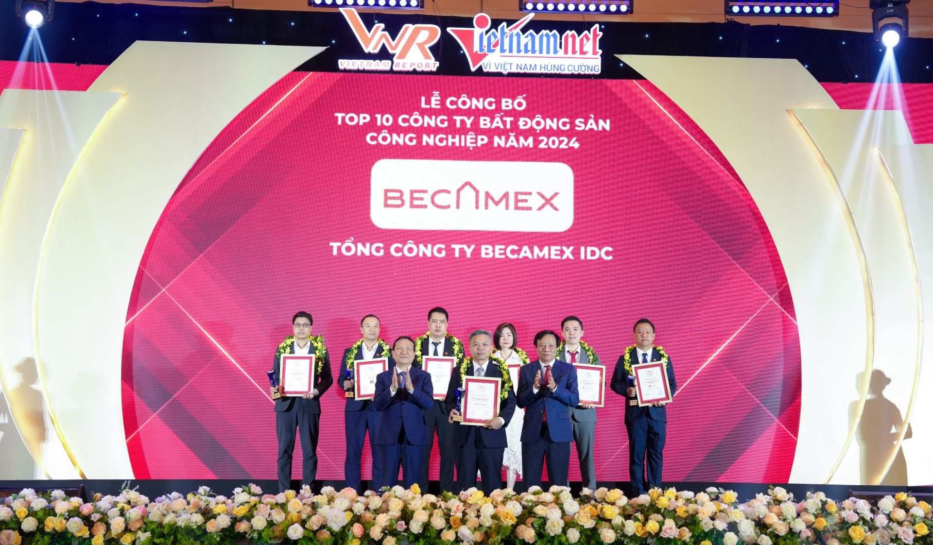 &amp;Ocirc;ng Nguyễn Văn Thanh Huy &amp;ndash; Ph&amp;oacute; Tổng Gi&amp;aacute;m đốc Tổng c&amp;ocirc;ng ty Becamex IDC nhận C&amp;uacute;p v&amp;agrave; Giấy chứng nhận TOP10 C&amp;ocirc;ng ty Bất động sản c&amp;ocirc;ng nghiệp uy t&amp;iacute;n năm 2024.