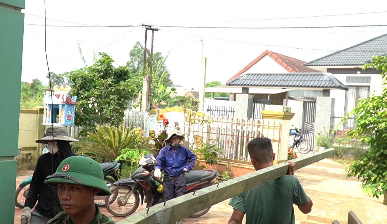 Ch&amp;iacute;nh quyền địa phương huyện Cam Lộ huy động lực lượng t&amp;igrave;nh nguyện hỗ trợ người d&amp;acirc;n th&amp;aacute;o dỡ nh&amp;agrave; cửa, giải ph&amp;oacute;ng mặt bằng