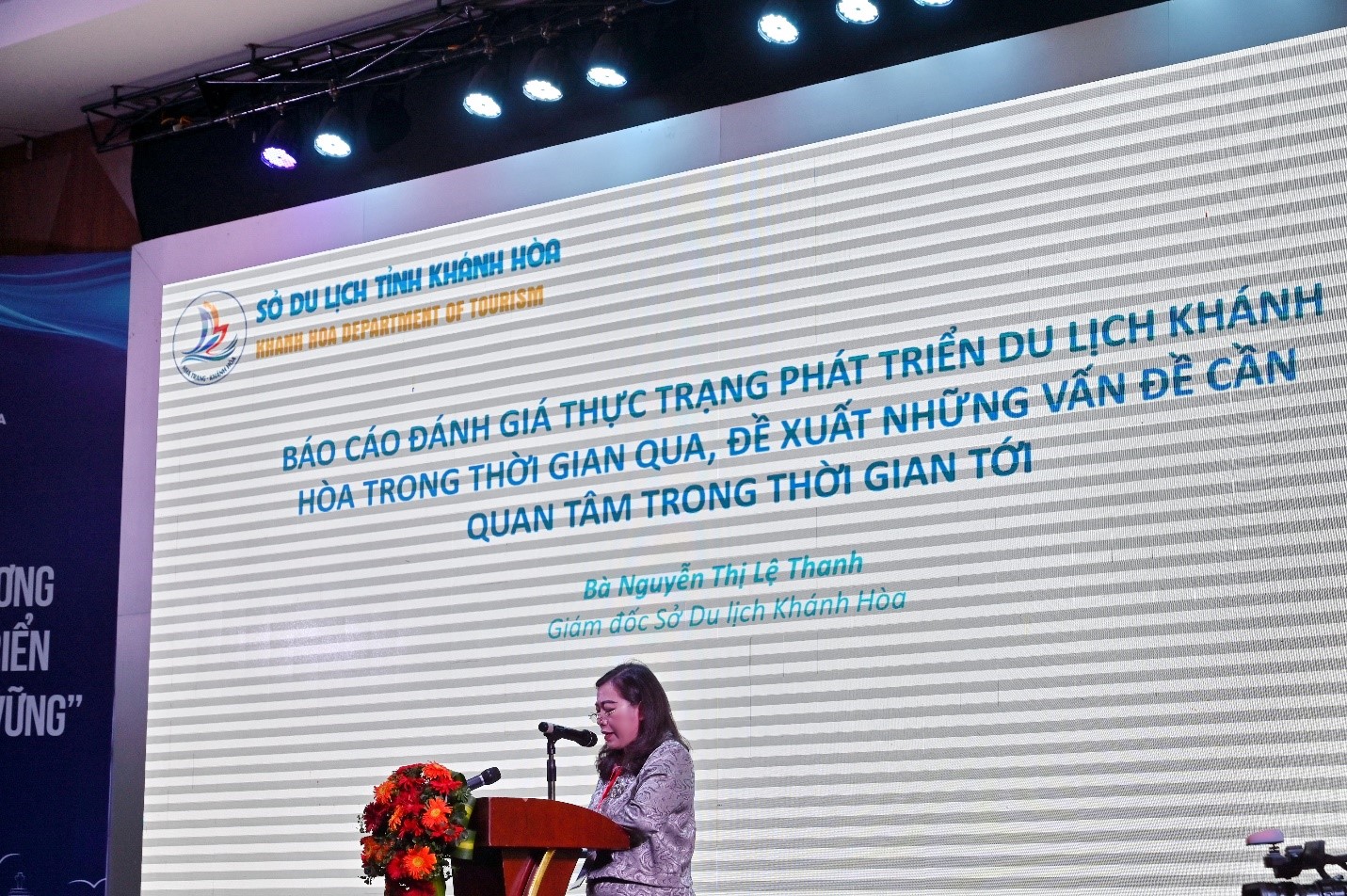 B&amp;agrave; Nguyễn Thị Lệ Thanh, Gi&amp;aacute;m đốc Sở Du lịch Kh&amp;aacute;nh H&amp;ograve;a ph&amp;aacute;t biểu đ&amp;aacute;nh gi&amp;aacute; thực trạng du lịch Kh&amp;aacute;nh H&amp;ograve;a v&amp;agrave; những vấn đề cần quan t&amp;acirc;m   Ảnh Ngọc V&amp;acirc;n