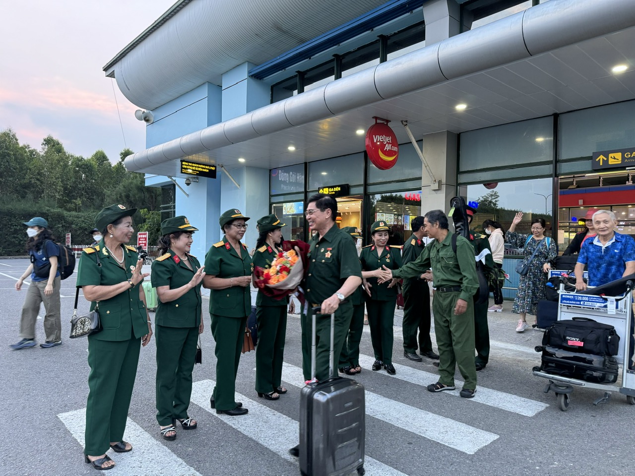 Sự đ&amp;oacute;n tiếp nhiệt th&amp;agrave;nh của Hội Truyền thống Trường Sơn - đường Hồ Ch&amp;iacute; Minh d&amp;agrave;nh cho CLB Tr&amp;aacute;i tim người l&amp;iacute;nh miền T&amp;acirc;y