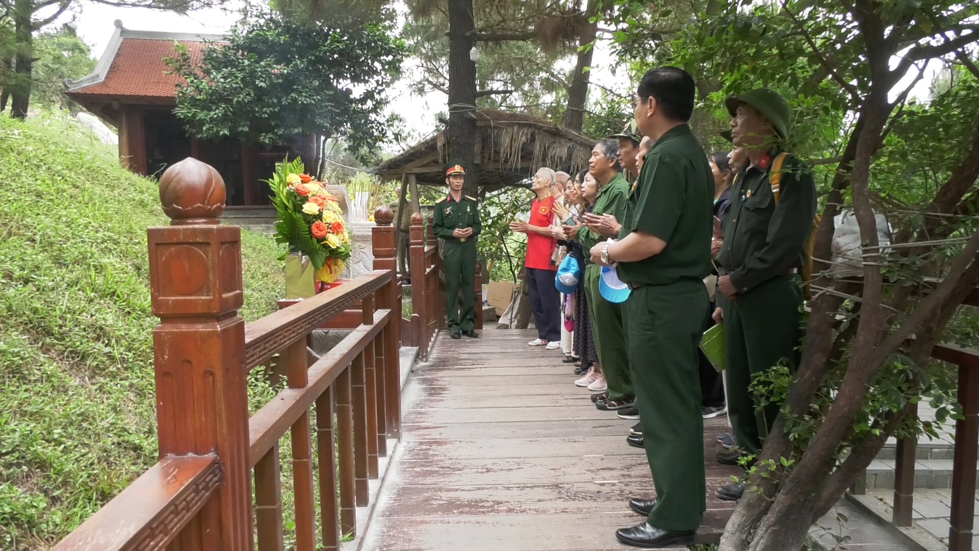 Đại t&amp;aacute; Phạm Nghĩa Thuận đọc b&amp;agrave;i thơ trước anh linh của Đại tướng với nhiều cảm x&amp;uacute;c