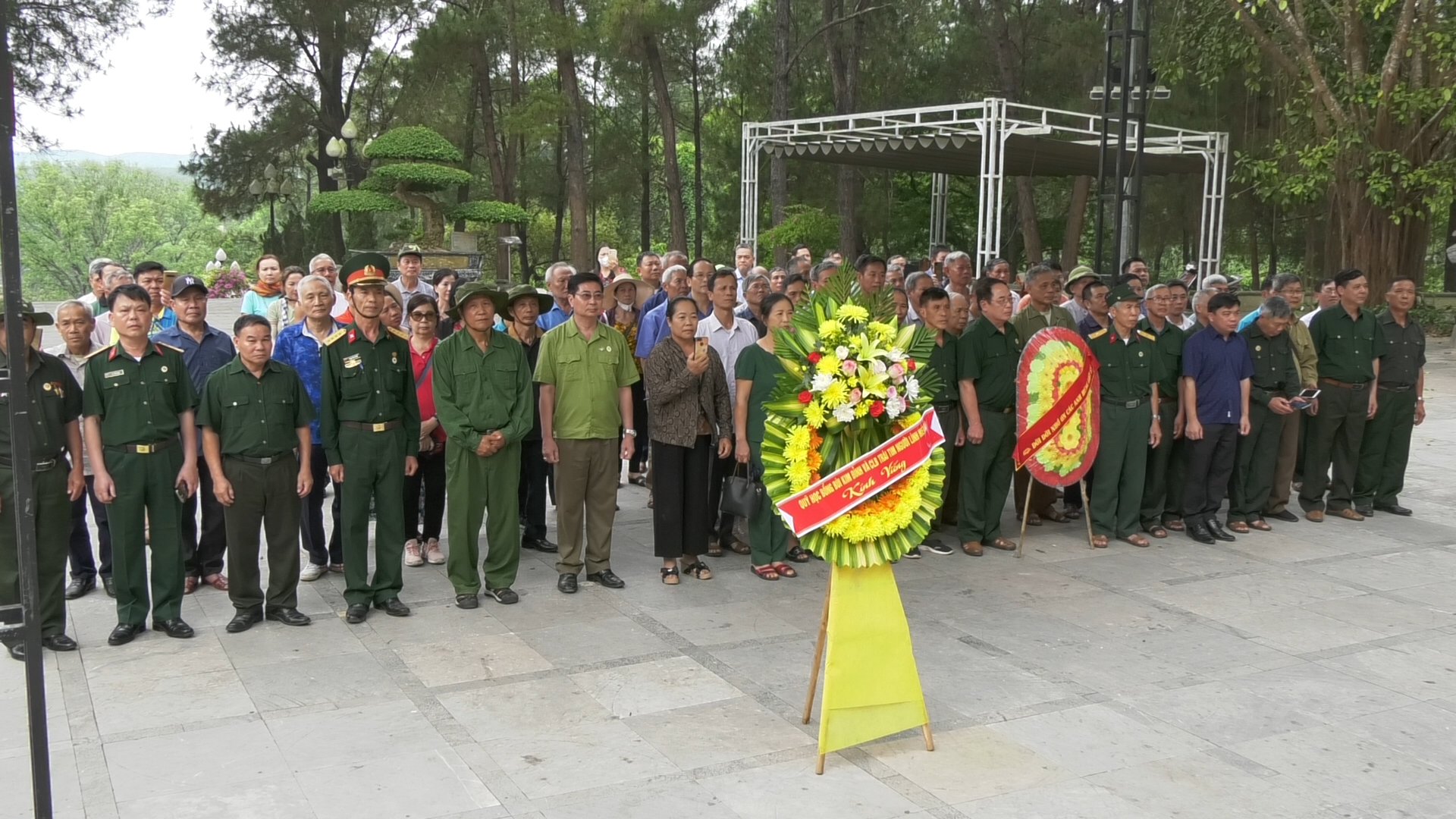 Rất nhiều cựu chiến binh đ&amp;atilde; tề tựu về nghĩa trang Trường Sơn để viếng đồng đội v&amp;agrave; tri &amp;acirc;n c&amp;aacute;c anh h&amp;ugrave;ng liệt sĩ