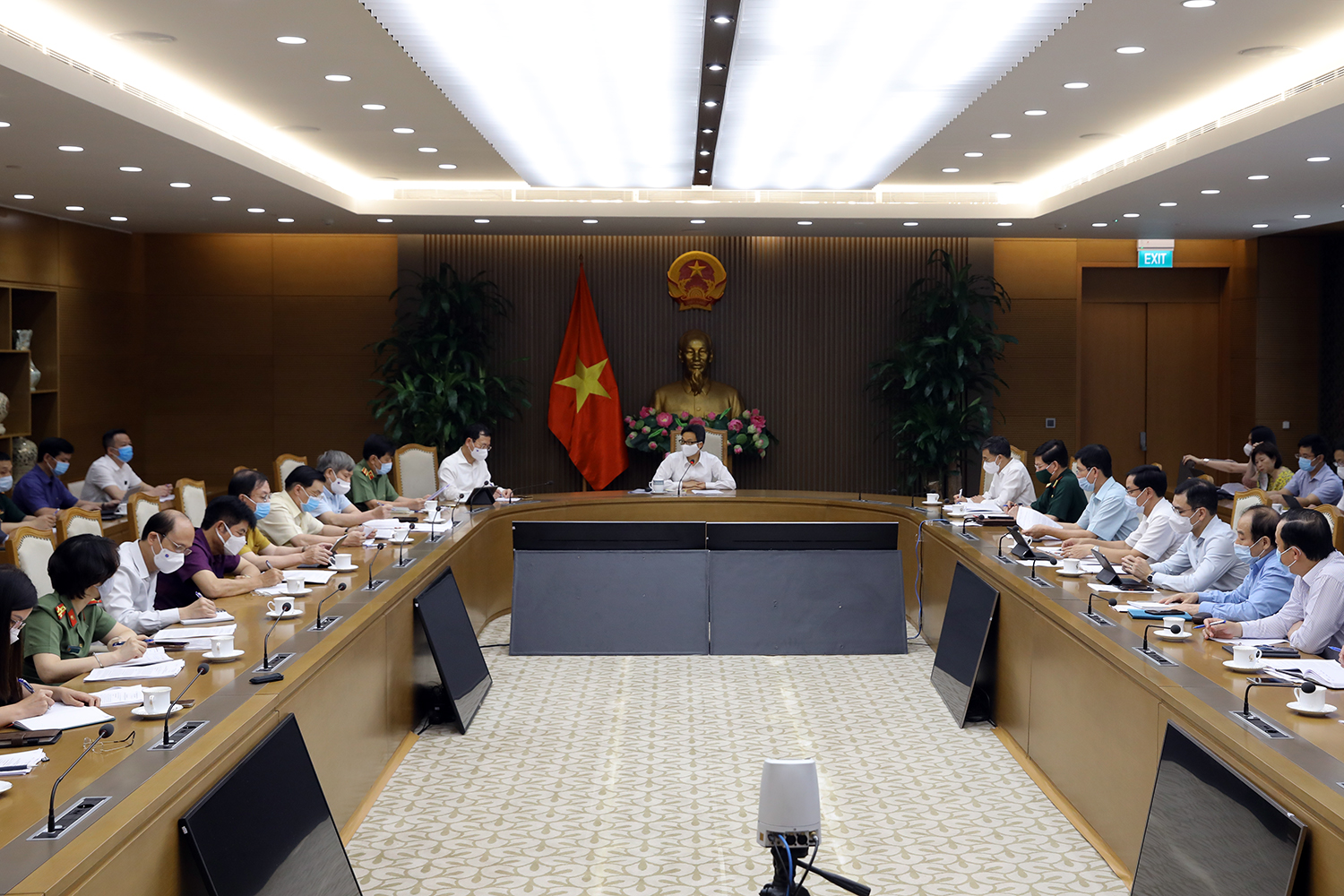 Triển khai v&amp;ograve;ng tay điện tử gi&amp;aacute;m s&amp;aacute;t chuy&amp;ecirc;n gia nước ngo&amp;agrave;i - Ảnh 2.