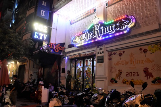 Trong ng&amp;agrave;y 04/05, đo&amp;agrave;n c&amp;oacute; đi kiểm tra th&amp;igrave; ph&amp;aacute;t hiện b&amp;ecirc;n trong nh&amp;agrave; h&amp;agrave;ng The King (đường L&amp;ecirc; Lai, quận 1) c&amp;oacute; hiện tương karraoke tr&amp;aacute; h&amp;igrave;nh