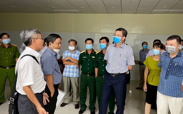 Ph&amp;oacute; Chủ tịch UBND tỉnh Nguyễn Lưu Trung (thứ hai, từ phải qua) kiểm tra c&amp;ocirc;ng t&amp;aacute;c di dời Bệnh viện Đa khoa tại sở mới
