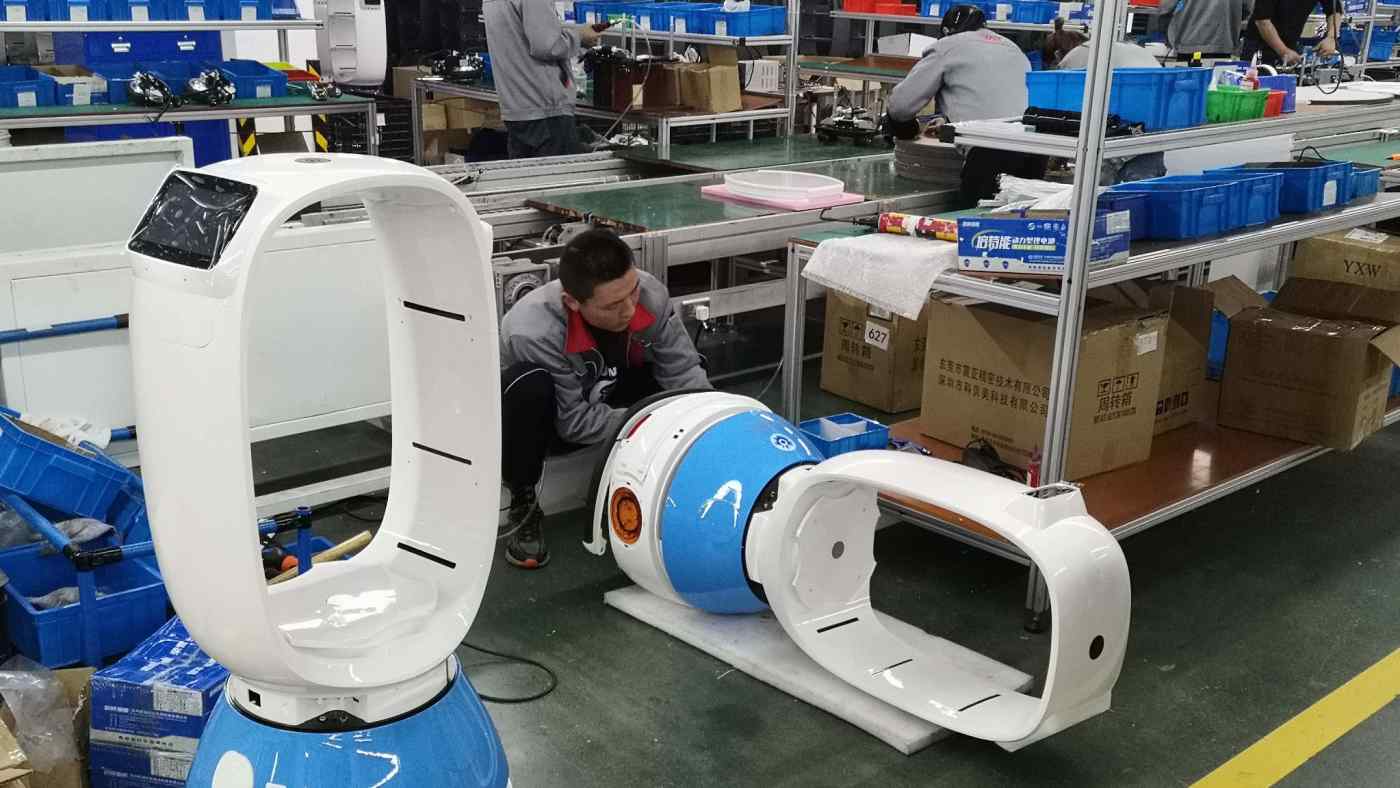 C&amp;ocirc;ng nh&amp;acirc;n lắp r&amp;aacute;p robot tại một nh&amp;agrave; m&amp;aacute;y ở Gia Hưng, tỉnh Chiết Giang, Trung Quốc. (Ảnh của Shin Watanabe).