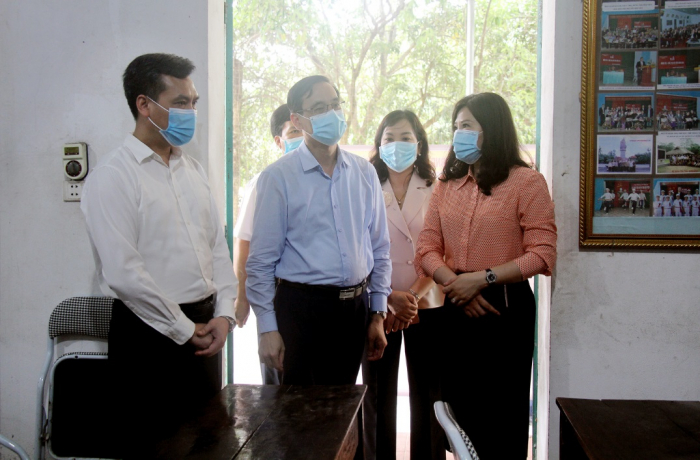 Đo&amp;agrave;n kiểm tra của UB MTTQ tỉnh Ph&amp;uacute; Thọ tai điểm bầu cử số 5 thuộc khu 9, thị trấn Thanh Ba.