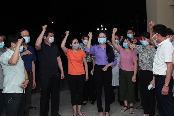 B&amp;iacute; thư Tỉnh ủy Vĩnh Ph&amp;uacute;c Ho&amp;agrave;ng Thị Th&amp;uacute;y Lan thăm hỏi, động vi&amp;ecirc;n c&amp;aacute;c y, b&amp;aacute;c sỹ l&amp;agrave;m nhiệm vụ tại Bệnh viện d&amp;atilde; chiến tỉnh.