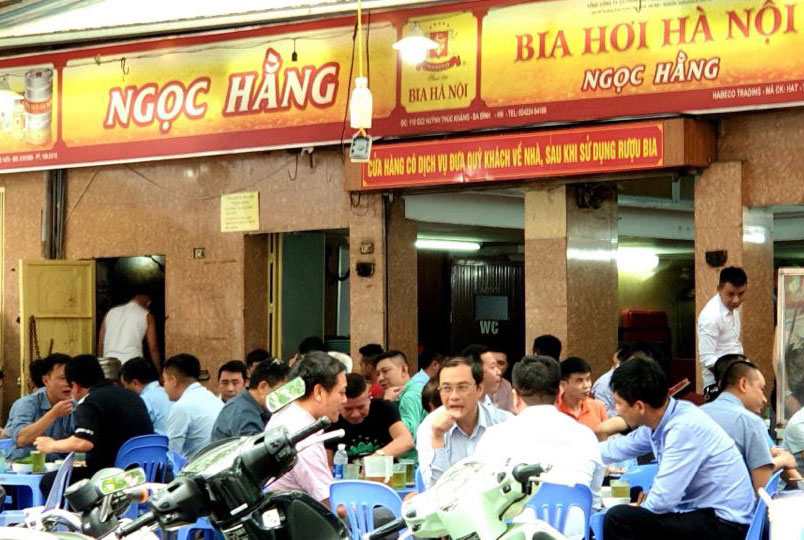 Hỏa tốc: H&amp;agrave; Nội tạm dừng hoạt động c&amp;aacute;c nh&amp;agrave; h&amp;agrave;ng, qu&amp;aacute;n bia, giải tỏa chợ c&amp;oacute;c, chợ tạm từ h&amp;ocirc;m nay để chống dịch - Ảnh 2.