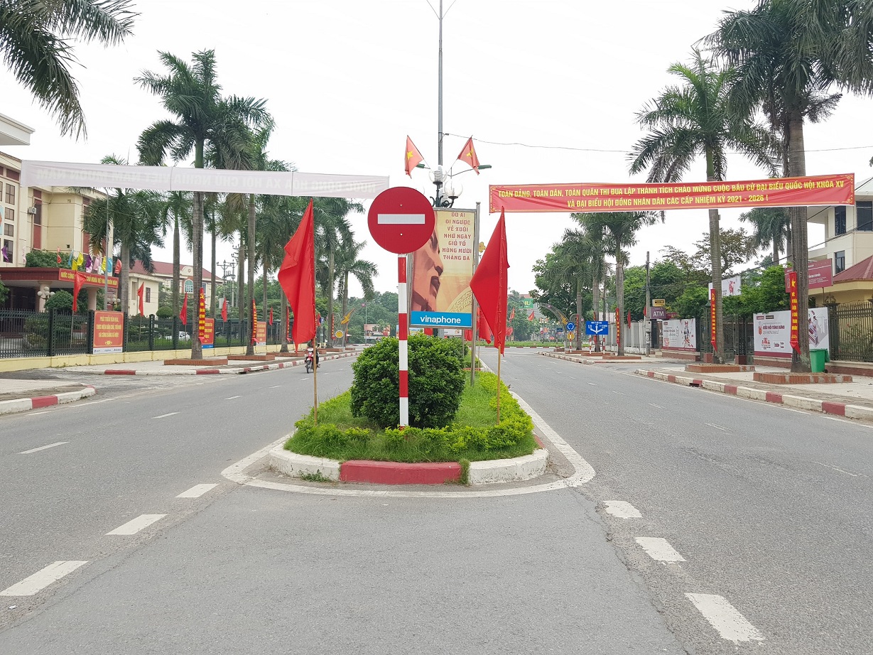 Đường phố tại thị trấn L&amp;acirc;m Thao cờ hoa rực rỡ trước ng&amp;agrave;y hội to&amp;agrave;n d&amp;acirc;n.