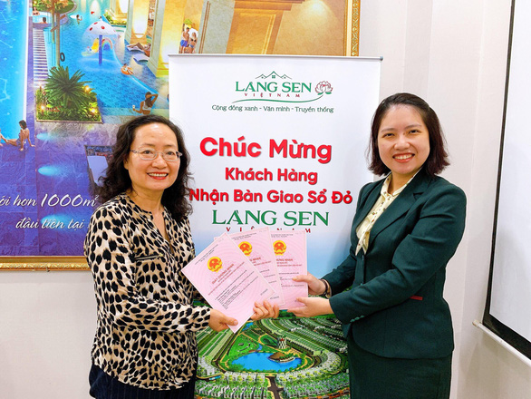 Lễ b&amp;agrave;n giao trao sổ đỏ cho cư d&amp;acirc;n tại LSVN