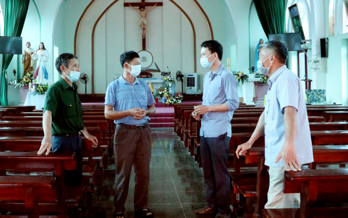 C&amp;aacute;n bộ x&amp;atilde; Bằng Gi&amp;atilde; th&amp;ocirc;ng tin đến đồng b&amp;agrave;o c&amp;ocirc;ng gi&amp;aacute;o về c&amp;ocirc;ng t&amp;aacute;c bầu cử