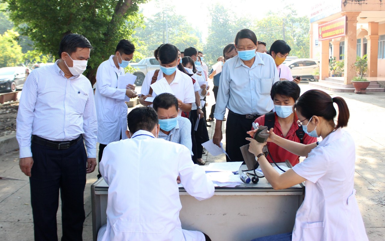 Thực hiện nghi&amp;ecirc;m t&amp;uacute;c hoạt động khám sàng lọc, tư vấn trước ti&amp;ecirc;m chủng