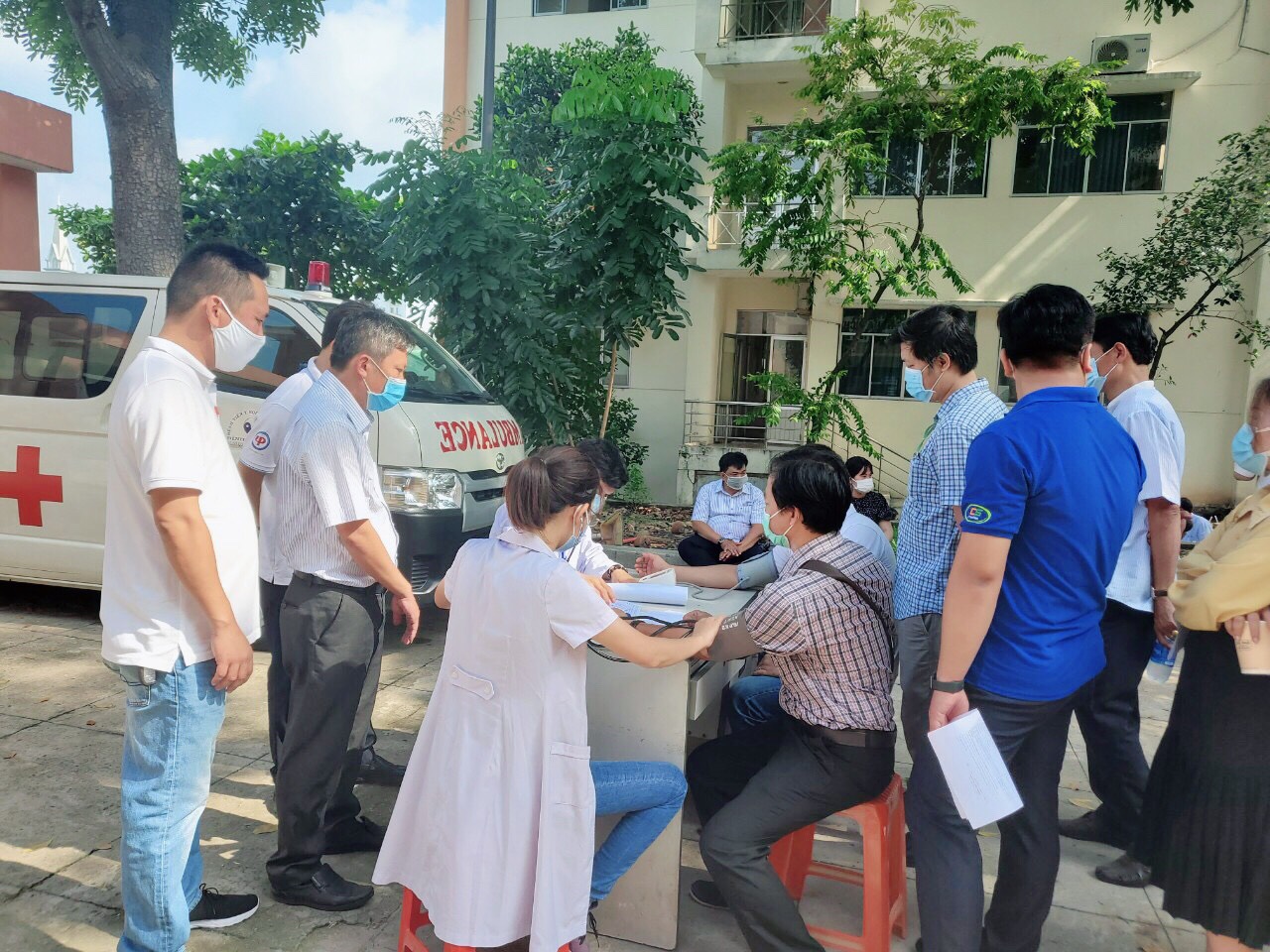Kiểm tra sức khỏe trước khi ti&amp;ecirc;m vắc xin ngừa Covid- 19