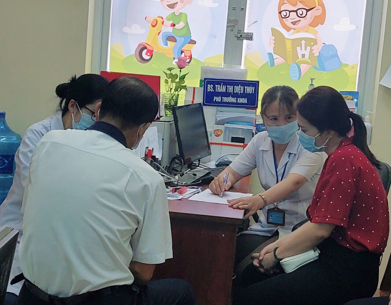 B&amp;aacute;c sĩ tư vấn sức khỏe trước khi ti&amp;ecirc;m vắc xin ngừa Covid- 19